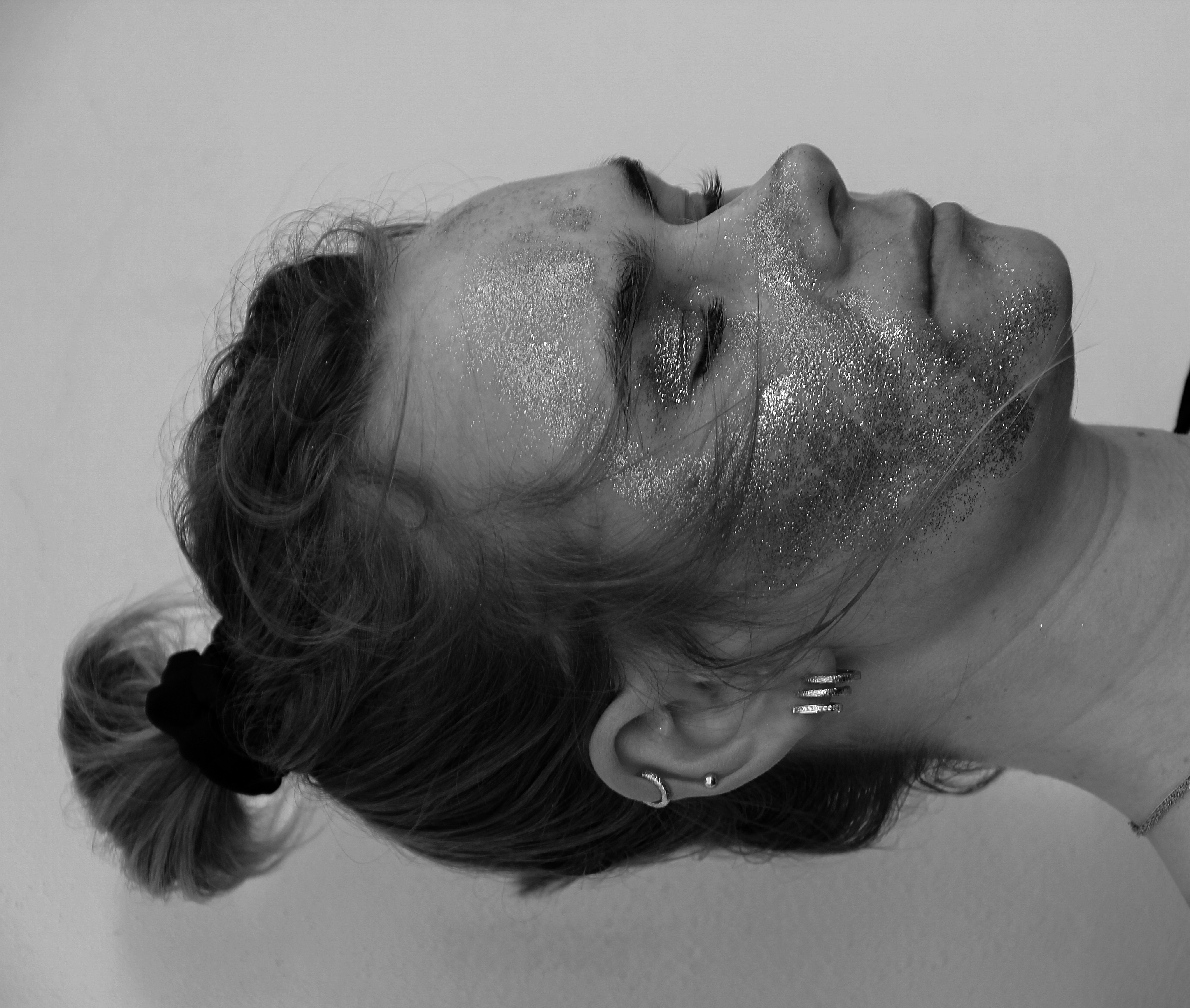 Tjej med glitter i ansiktet.